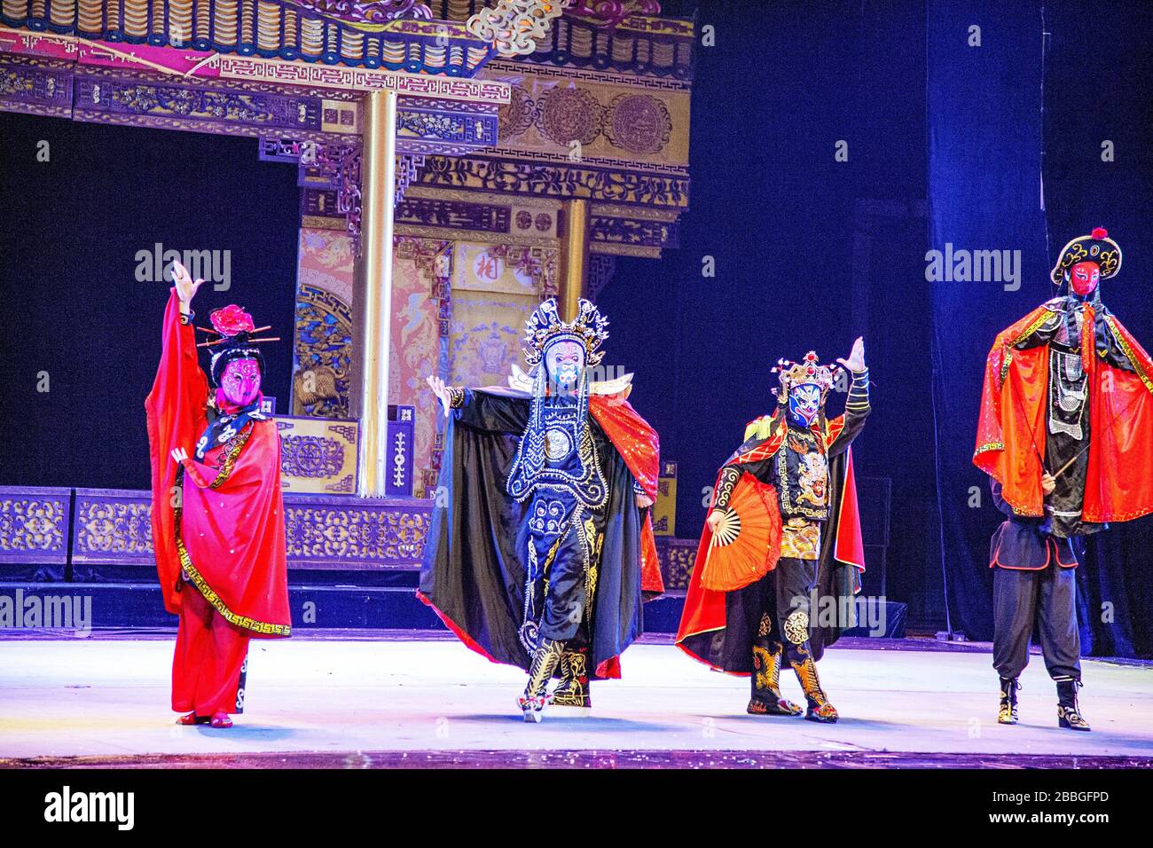 Traditionelle chinesische Schriftzeichen treten in der Sichuan Opera auf und stellen Chengdu im Wandel dar Stockfoto