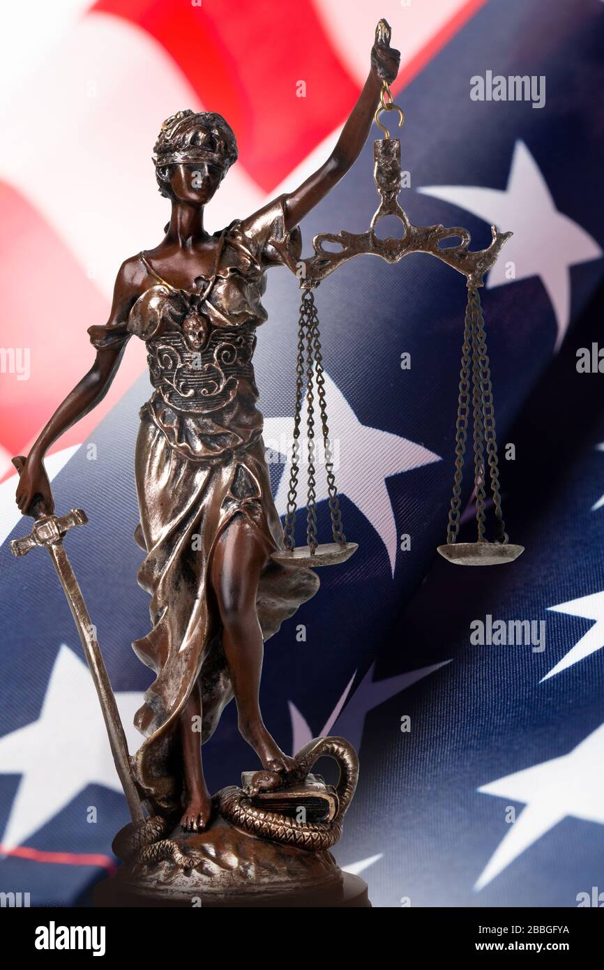 Recht und Gerechtigkeit in den Vereinigten Staaten von Amerika, Statue der Lady Justice mit US-Flagge Stockfoto