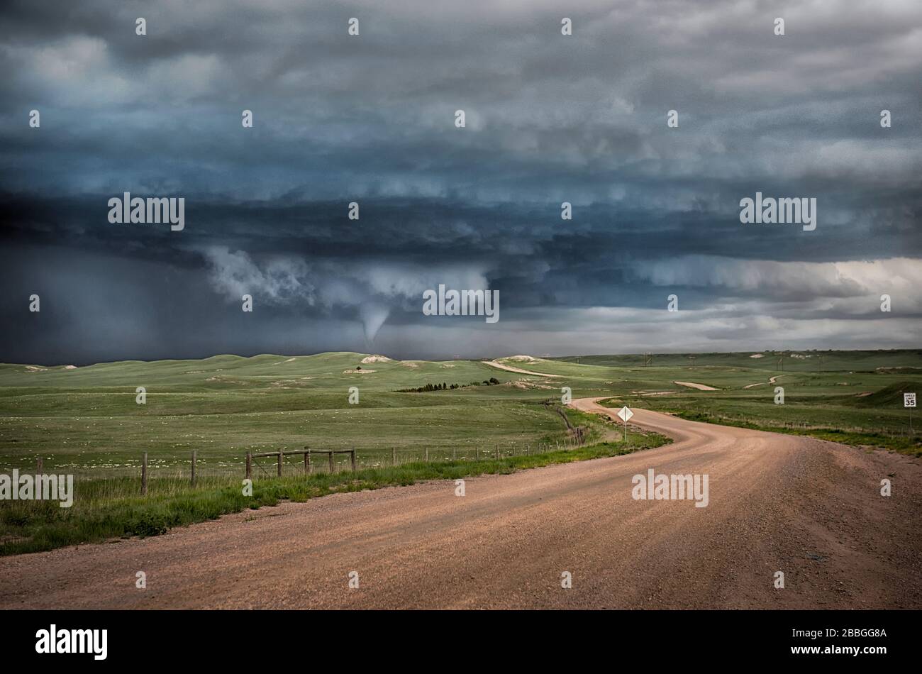 Tornado berührt die windige Straße in der Nähe von Cheyanne Wyoming, Vereinigte Staaten Stockfoto