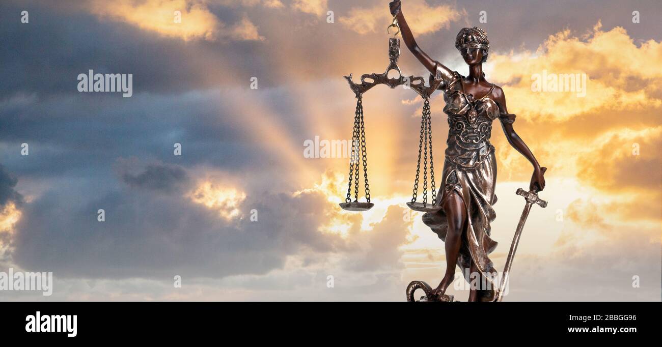 Silhouette Lady of Justice und Light of God Konzept: Dramatischer Sonnenuntergang mit dämmerungsfarbenem Himmel und Wolken Stockfoto