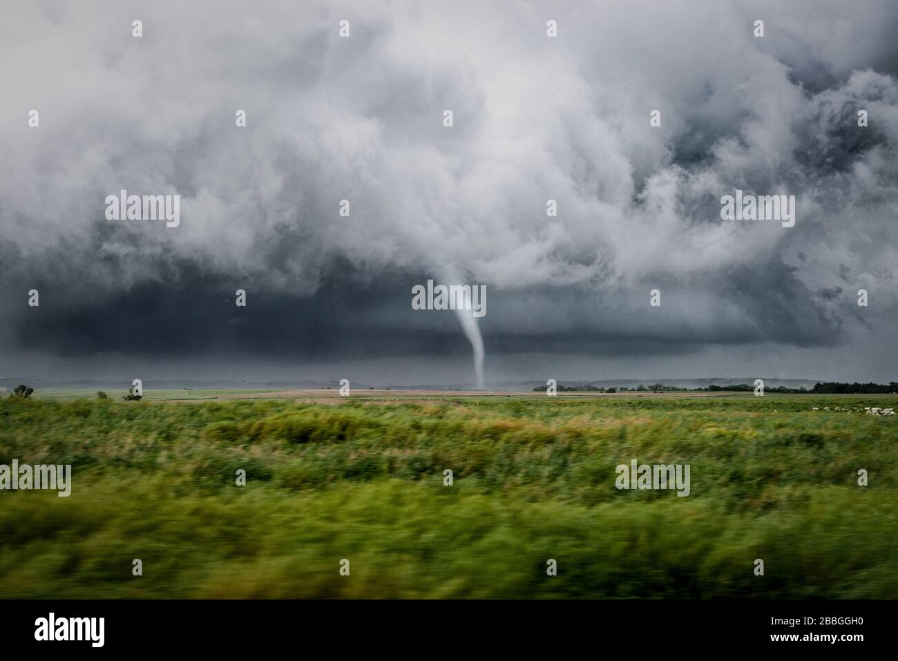 Tornado berührt ein ländliches Feld in der Nähe von Hays Kansas Vereinigten Staaten Stockfoto