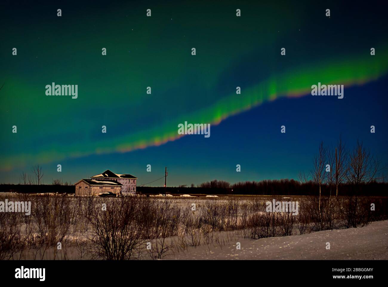 Aurora in der Ferne mit dem ländlichen Heim in Manitoba Stockfoto