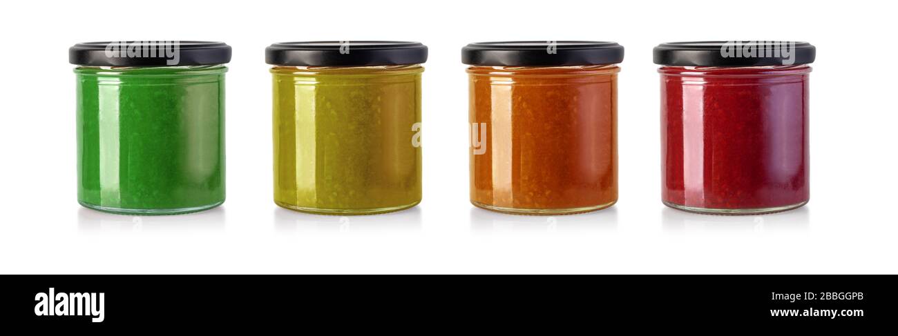 Gläser fruchtiger Marmeladen isoliert auf weißem Hintergrund. Erhaltener weißer Hintergrund mit Beschneidungspfad Stockfoto