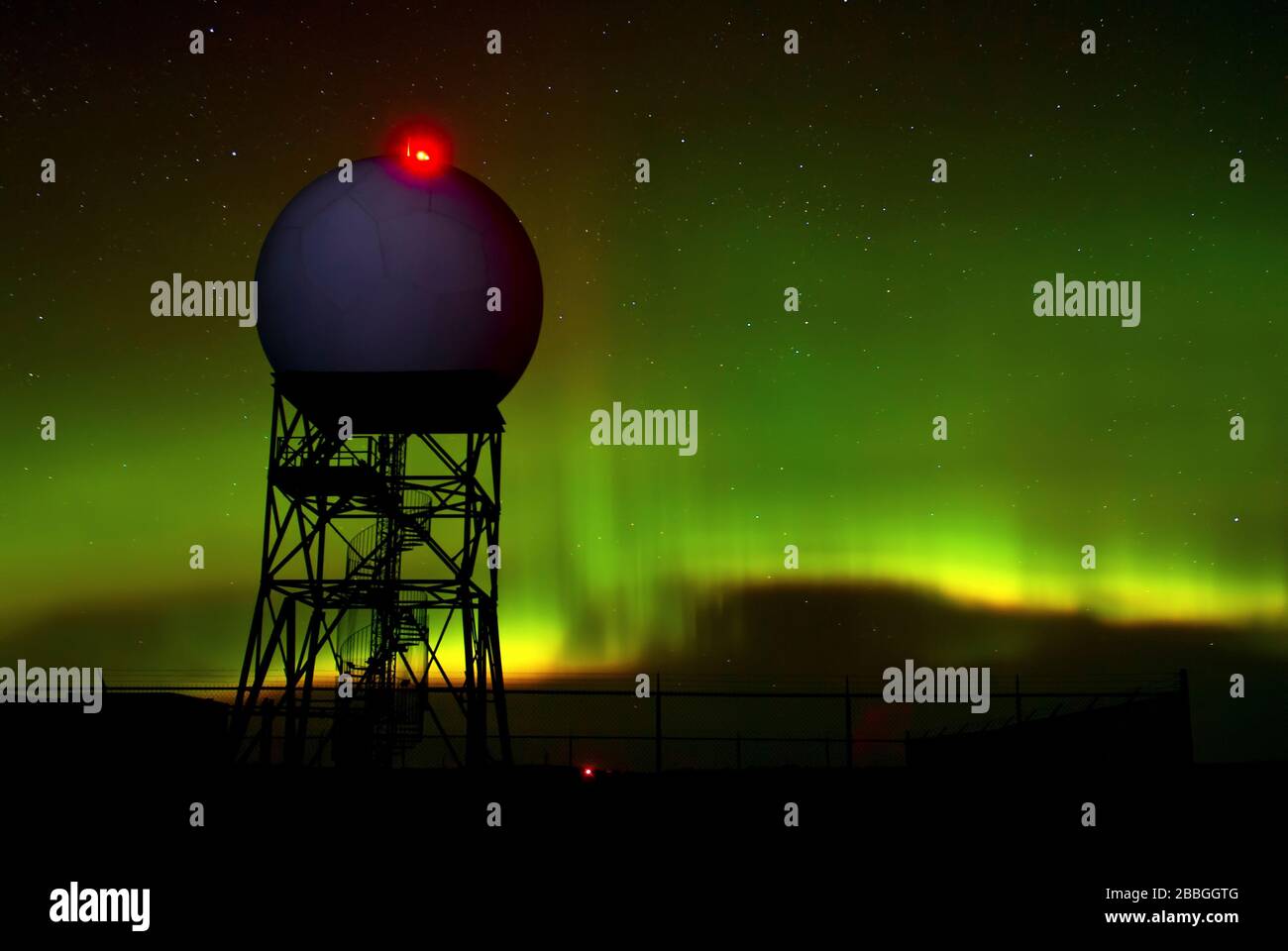 Aurora tanzt über Foxwarren Radar, Manitoba Kanada Stockfoto