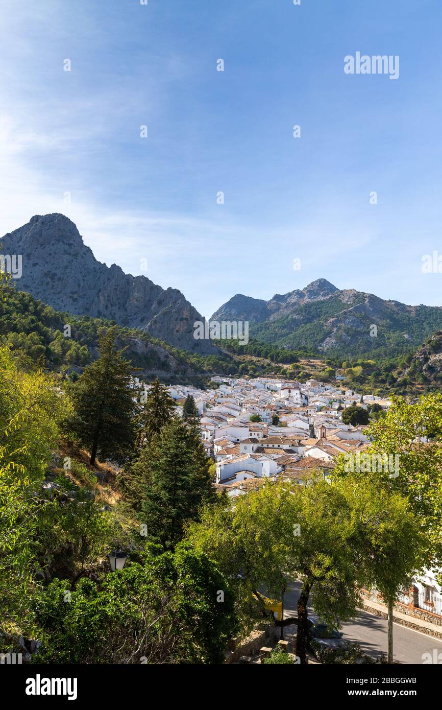 Grazalema in der Sierra de Grazalema, einer der berühmten weißen Städte Andalusiens, Spanien. Stockfoto