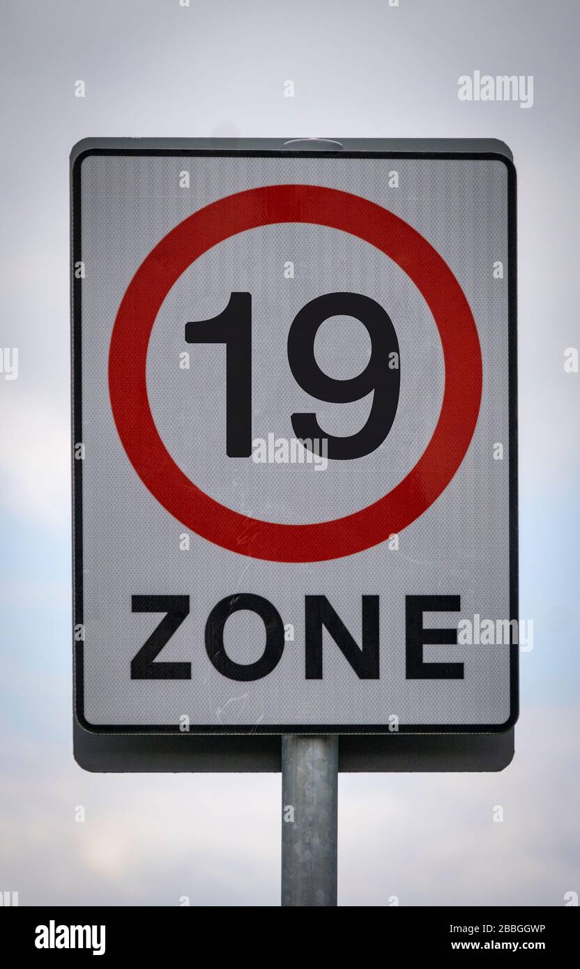 Covid-19 Abbildung der Zahl 19 in der Geschwindigkeitsbegrenzungszone mit 20 mph, Cheshire, England, Großbritannien Stockfoto