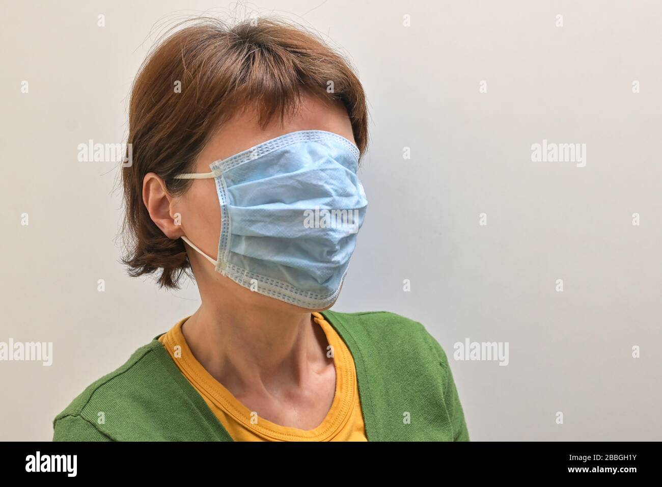Konzeptfrau Mit Medizinischer, Chirurgischer Maske Auf Dem Gesicht Stockfoto
