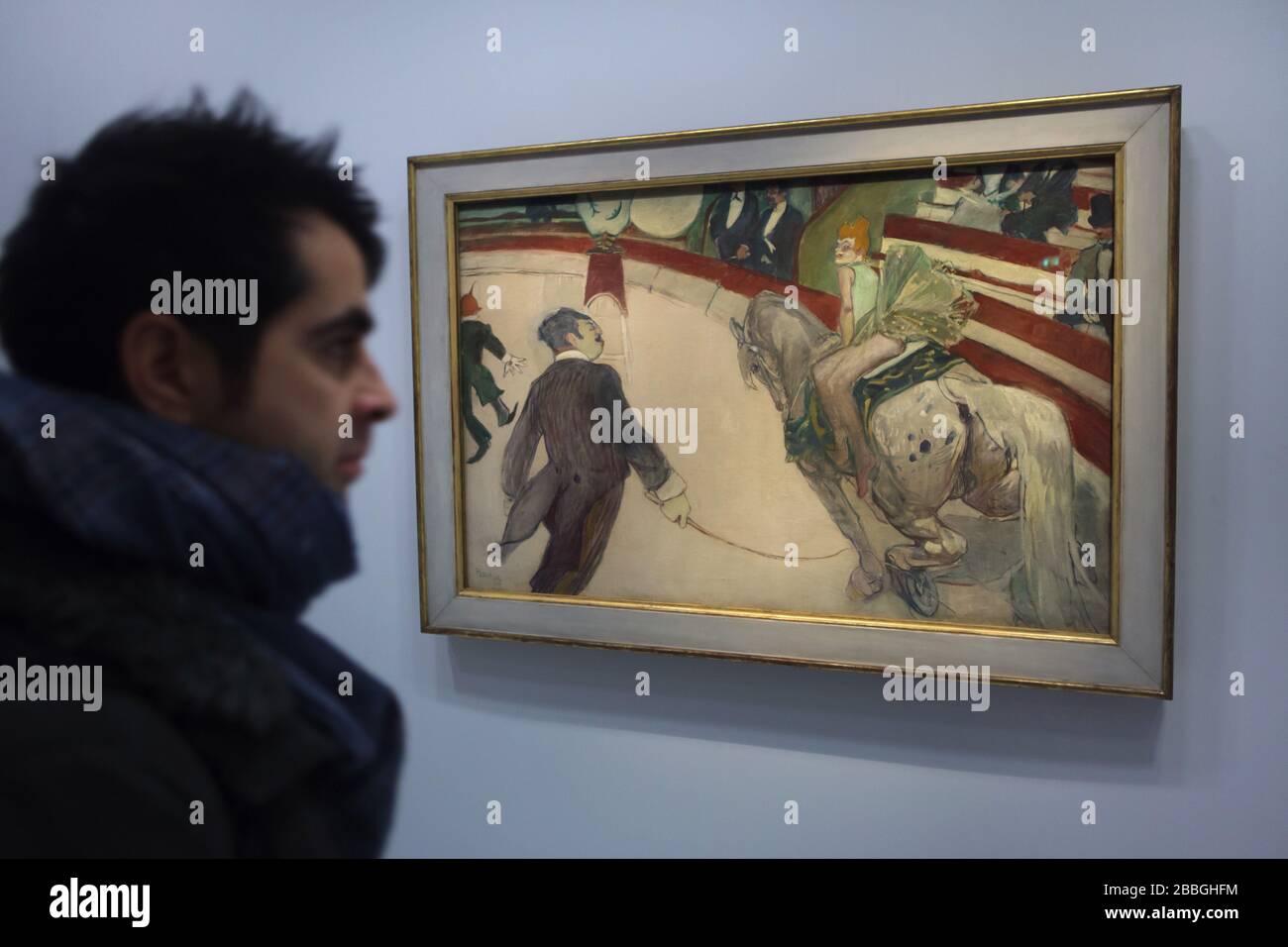 Besucher vor dem Gemälde "am Circus Fernando" (die Equestrienne) des französischen Post-Impressionisten Henri de Toulouse Lautrec (1887-1888-1880er), das auf seiner Retrospektive Ausstellung im Grand Palais in Paris, Frankreich, ausgestellt wurde. Die erste französische Retrospektive Ausstellung des Künstlers in den letzten 28 Jahren läuft bis zum 27. Januar 2020. Stockfoto