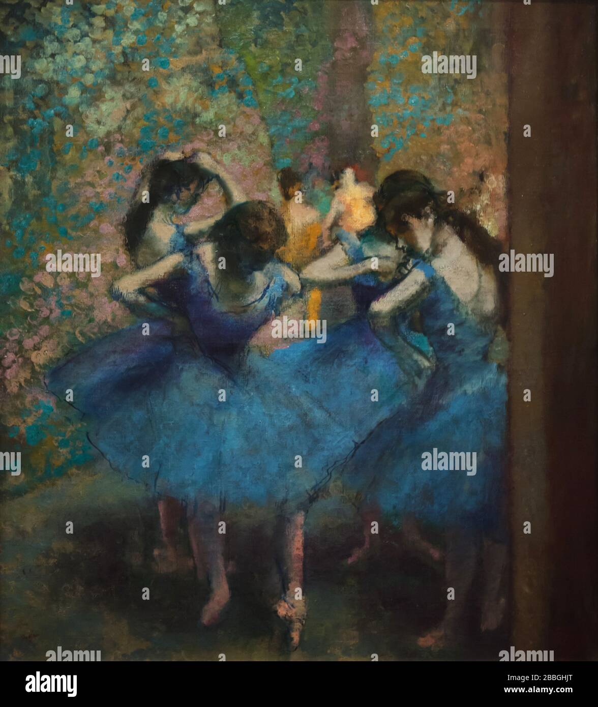 Pastell 'Blue Dancers' des französischen impressionistischen Künstlers Edgar Degas (1893-1896) auf seiner Ausstellung im Musée d'Orsay in Paris, Frankreich ausgestellt. Die Ausstellung, die der leidenschaftlichen Beziehung des Künstlers zum Theater gewidmet ist, läuft bis zum 19. Januar 2020. Stockfoto