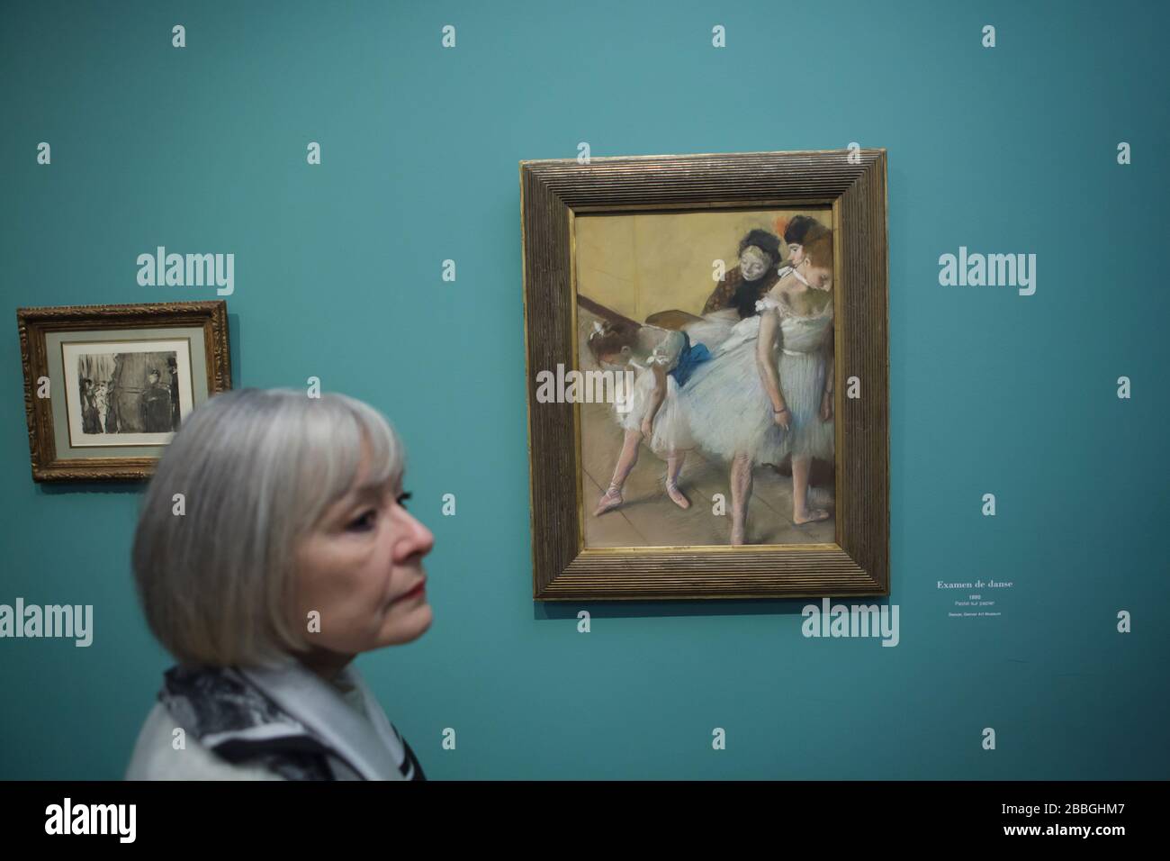 Besucher vor der Pastell-Dance-Untersuchung des französischen impressionistischen Künstlers Edgar Degas (1880), die auf seiner Ausstellung im Musée d'Orsay in Paris, Frankreich, ausgestellt wurde. Die Ausstellung, die der leidenschaftlichen Beziehung des Künstlers zum Theater gewidmet ist, läuft bis zum 19. Januar 2020. Stockfoto