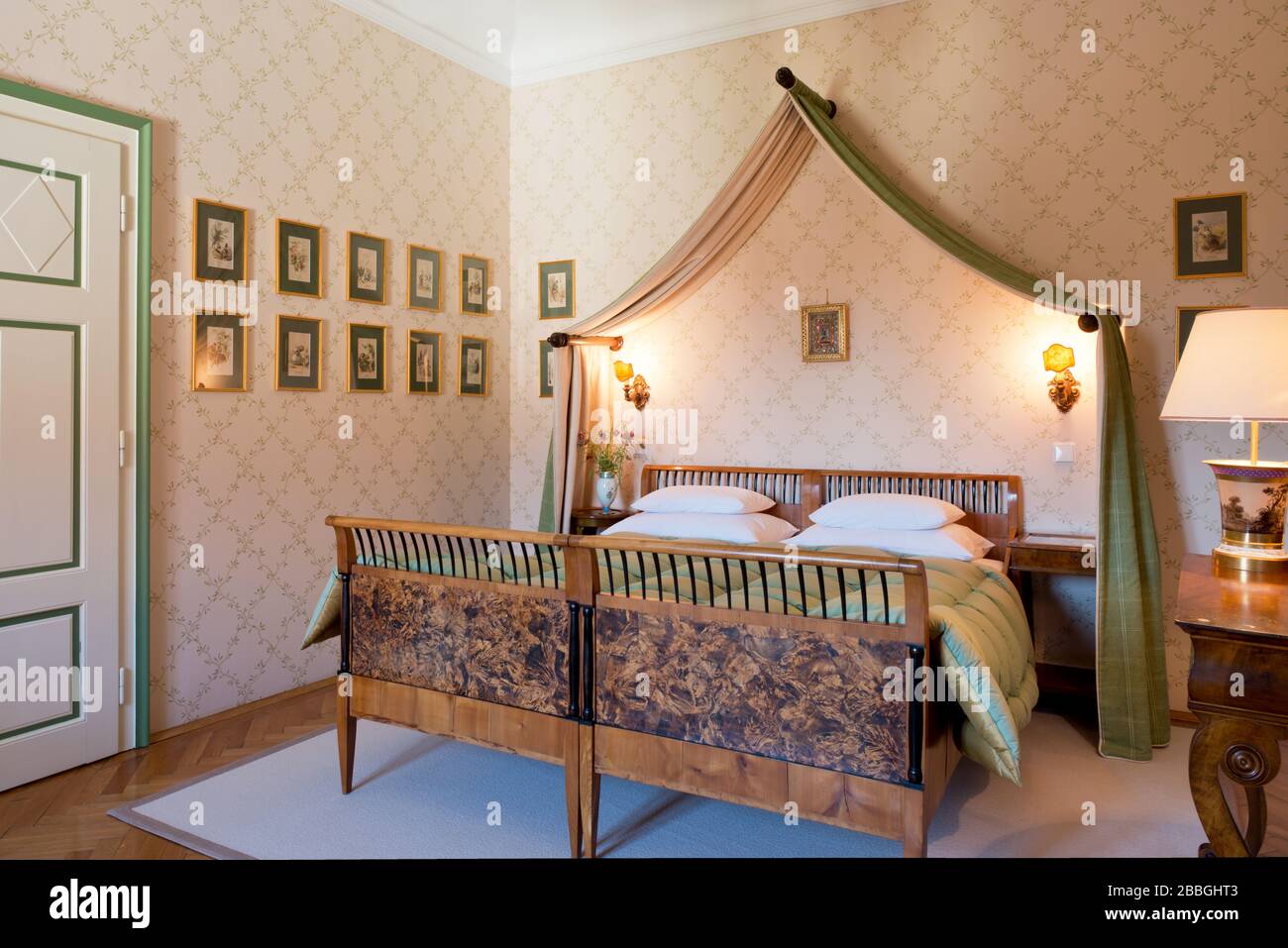 Schlafzimmer mit Biedermeier Bett und Möbel, Schloss Kogl, Oberösterreich Stockfoto