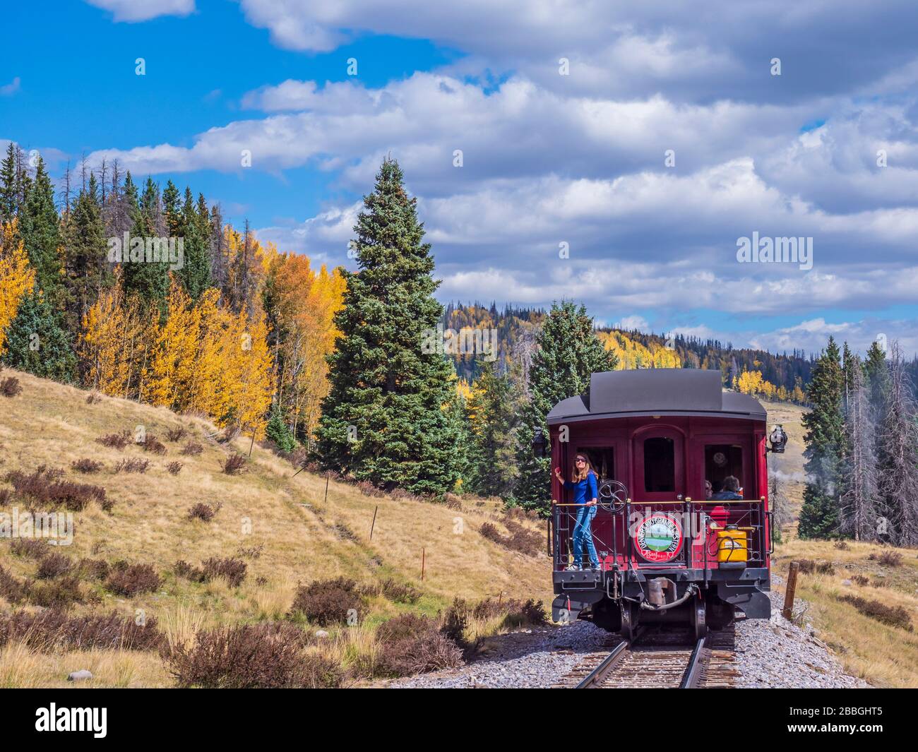 Der Zug fährt zwischen Chama, New Mexico und Antonito, Colorado, in Los Piños, Cumbres & Toltec Scenic Railroad. Stockfoto