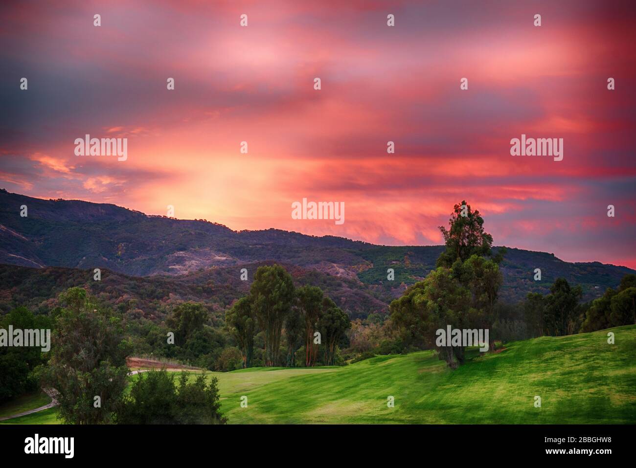 Sonnenuntergang über dem Pink Moment mit Blick auf den Golfplatz und die Berge in Ojai California, Vereinigte Staaten Stockfoto