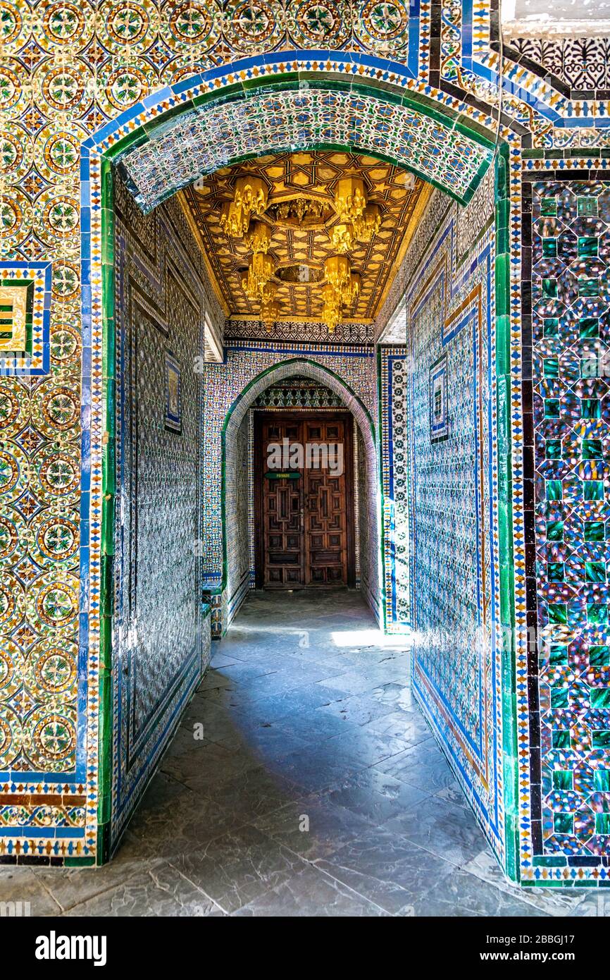 Die Wände sind reich mit bunten Azulejos-Keramikfliesen dekoriert in der Casa de Pilatos (Haus des Pilatus), Sevilla, Andalusien, Spanien Stockfoto