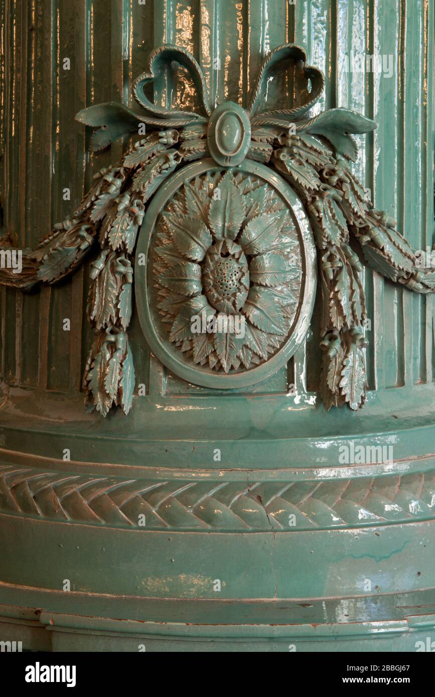 Detail aus grünen antiken Kachelofen Biedermeier mit reichen Dekorationen Stockfoto