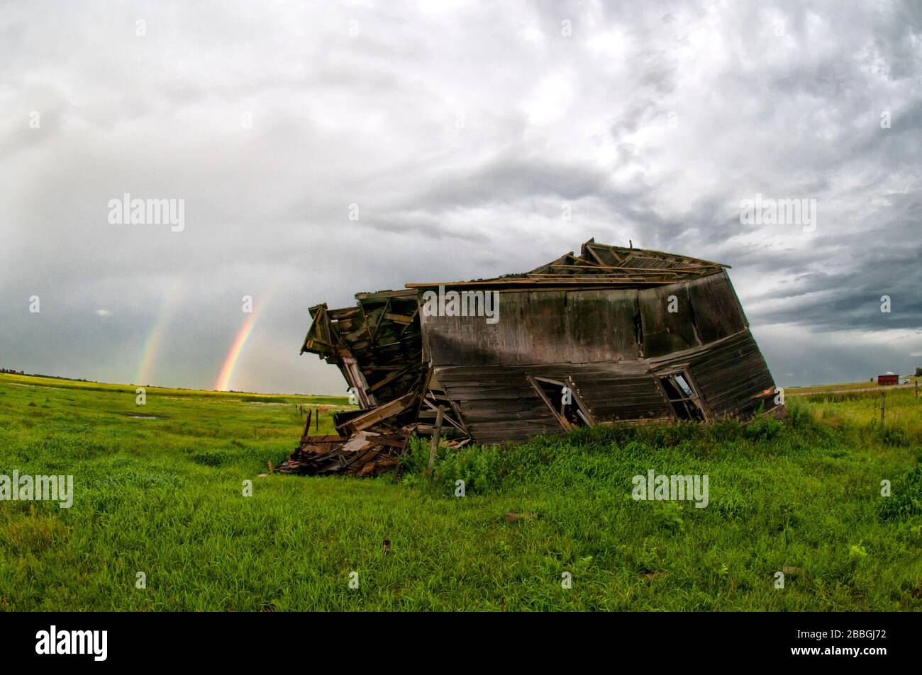Sturm und Regenbogen über dem alten verlassenen Haus im Süden Manitobas Kanadas Stockfoto