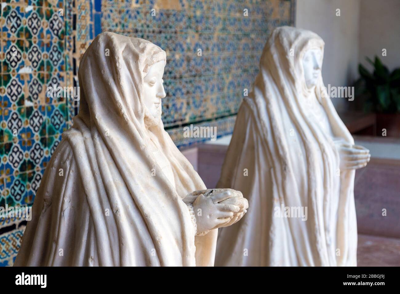 Skulpturen von Nonnen, die im andalusischen Museum für zeitgenössische Kunst und im ehemaligen Kloster Santa Maria de las Cuevas, Sevilla, Spanien, beten Stockfoto