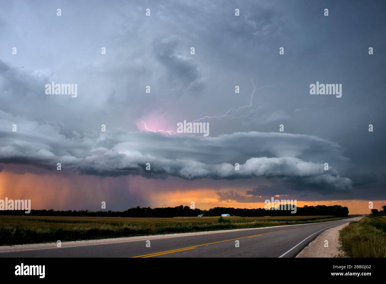 Blitzschläge mit Lentikularwolken über den Highway im ländlichen Süden Manitobas Kanadas Stockfoto