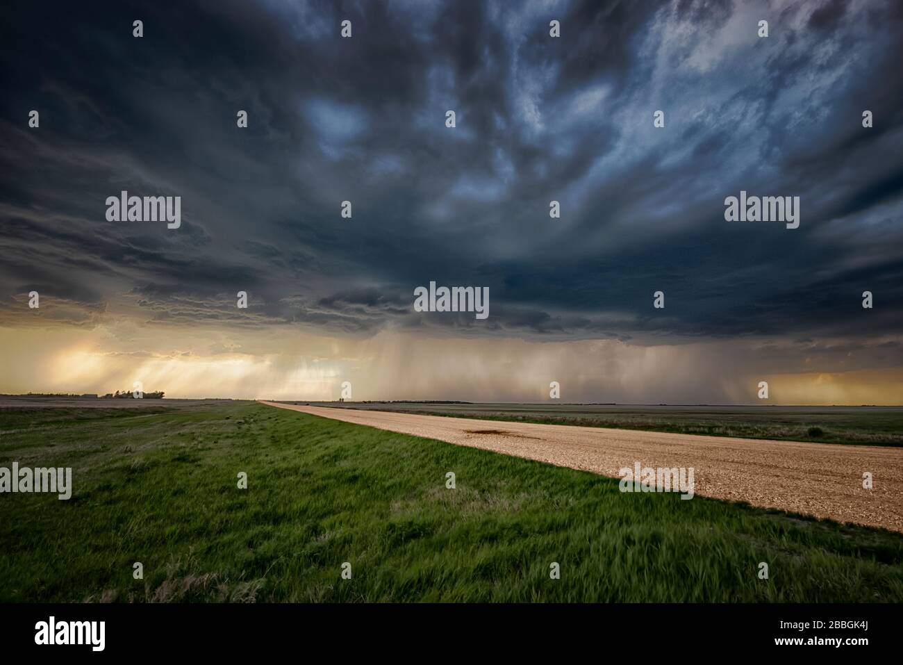 Sturm mit Schotterstraße im ländlichen Süden Manitobas Kanadas Stockfoto