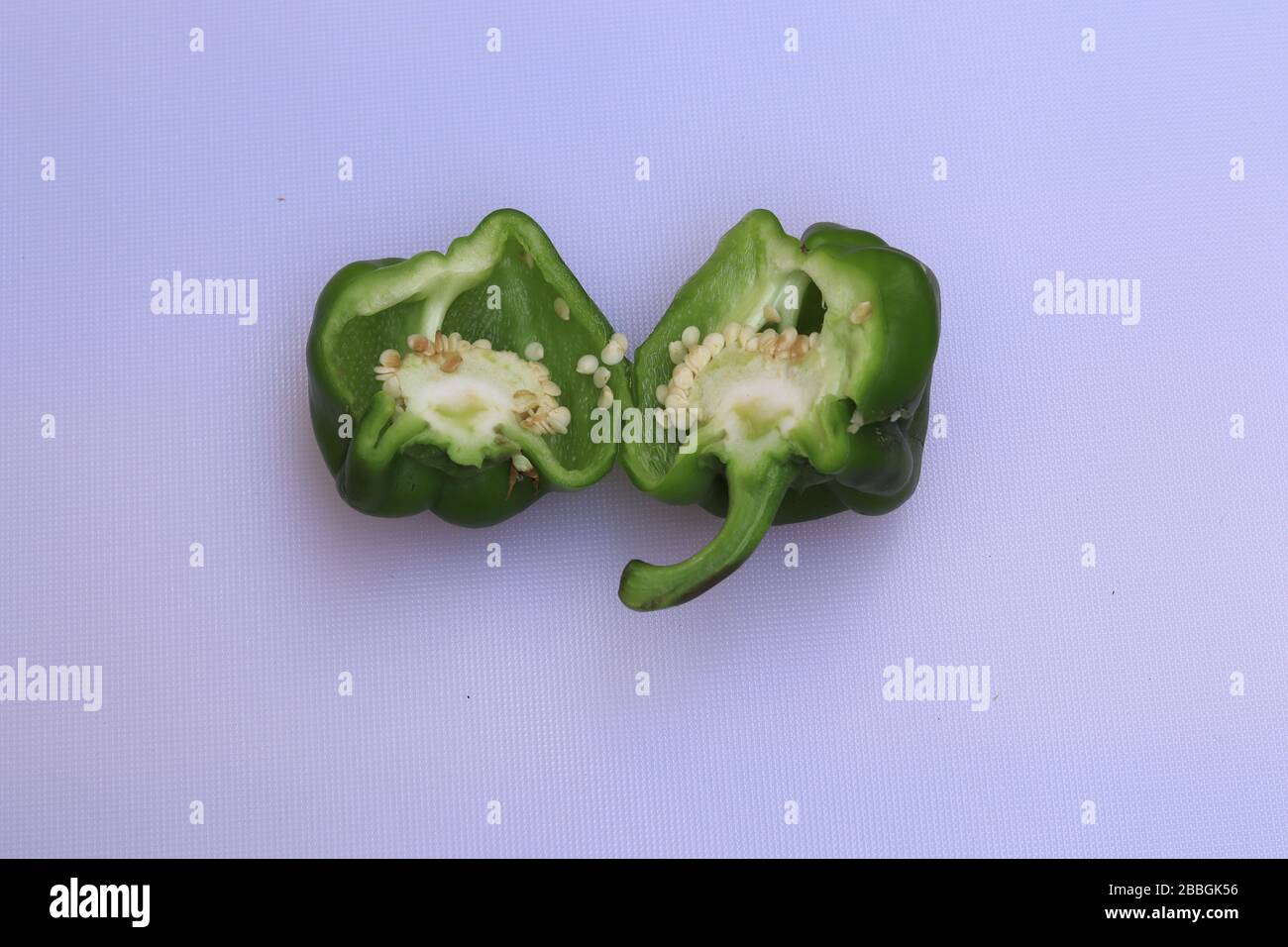 Scheibe grüner Paprika oder Kapsium isoliert auf weißem Hintergrund Stockfoto