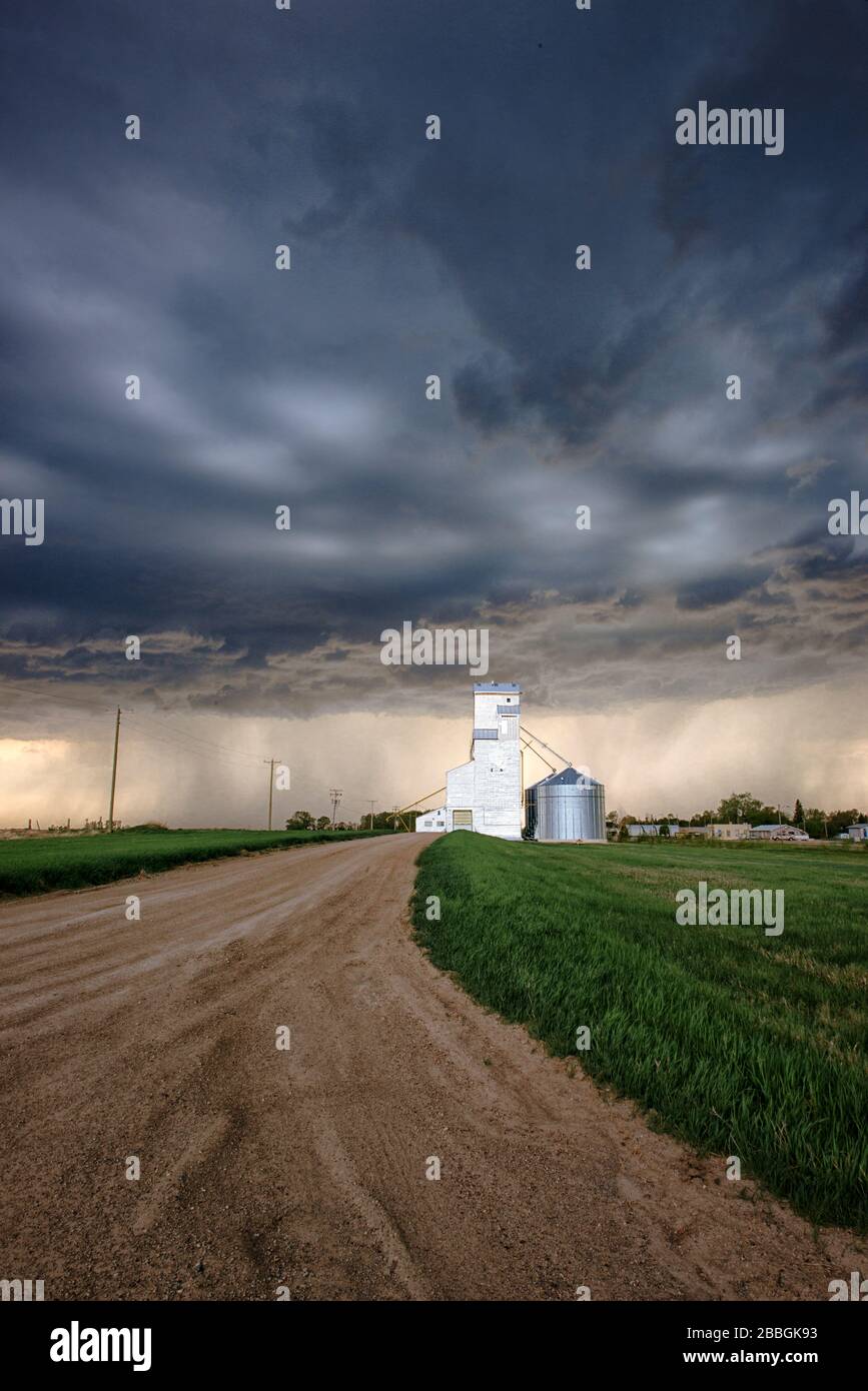 Sturm über alte Körnerei im Süden Manitobas Kanadas Stockfoto