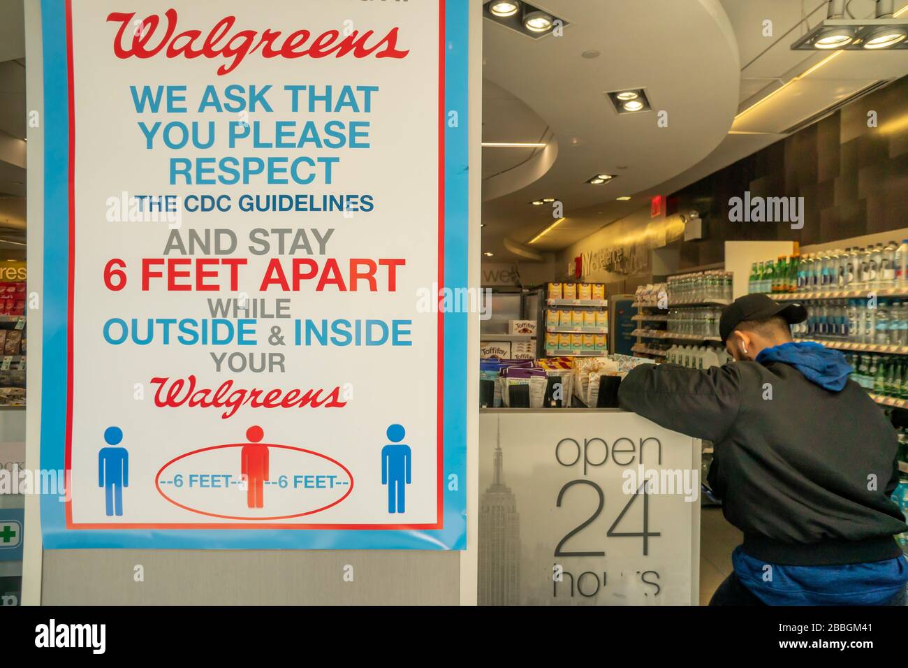 Die Anmeldung in einem Walgreens Drogerie Store New York am Dienstag, 24. März 2020 erinnert Kunden an soziale Distanzierung. (© Richard B. Levine) Stockfoto