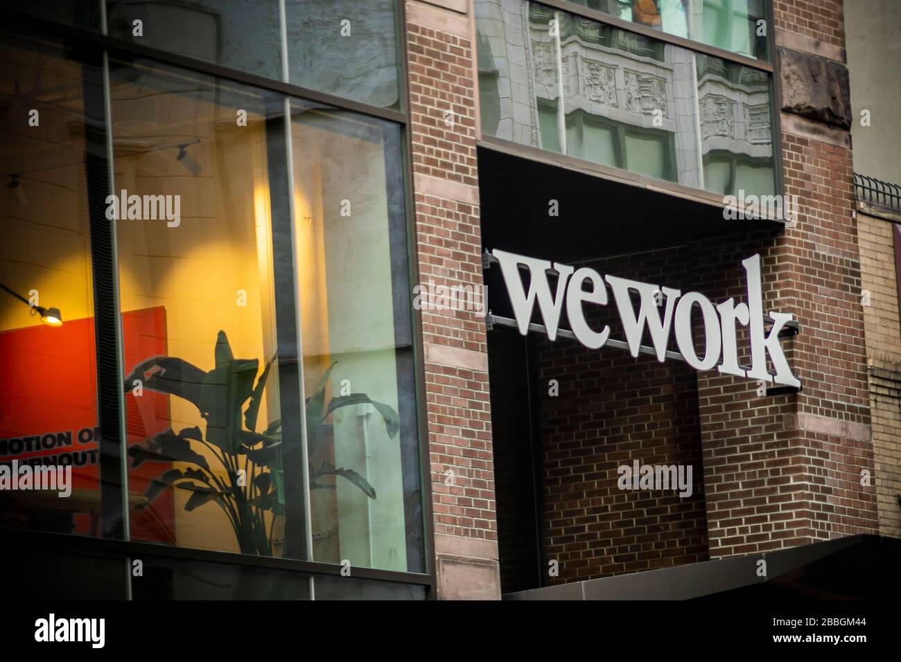 Schilder kündigen am Donnerstag, den 26. März 2020, den Standort eines WeWork-Co-Working Space Standortes im Viertel Chelsea in New York an. (© Richard B. Levine) Stockfoto
