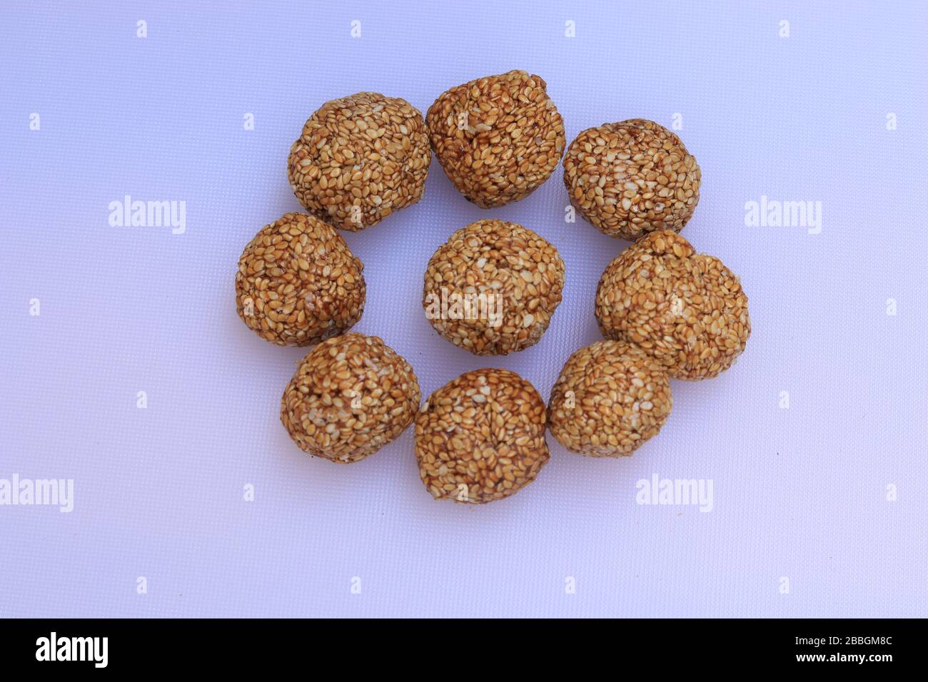 Bis Gul oder süß Sesam Laddu für Indische festival Makar Sankranti auf weißem Hintergrund Stockfoto