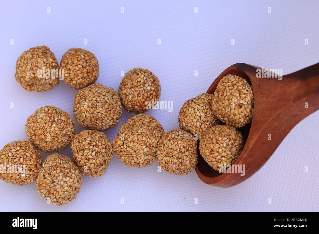 Bis Gul oder süß Sesam Laddu für Indische festival Makar Sankranti auf weißem Hintergrund Stockfoto