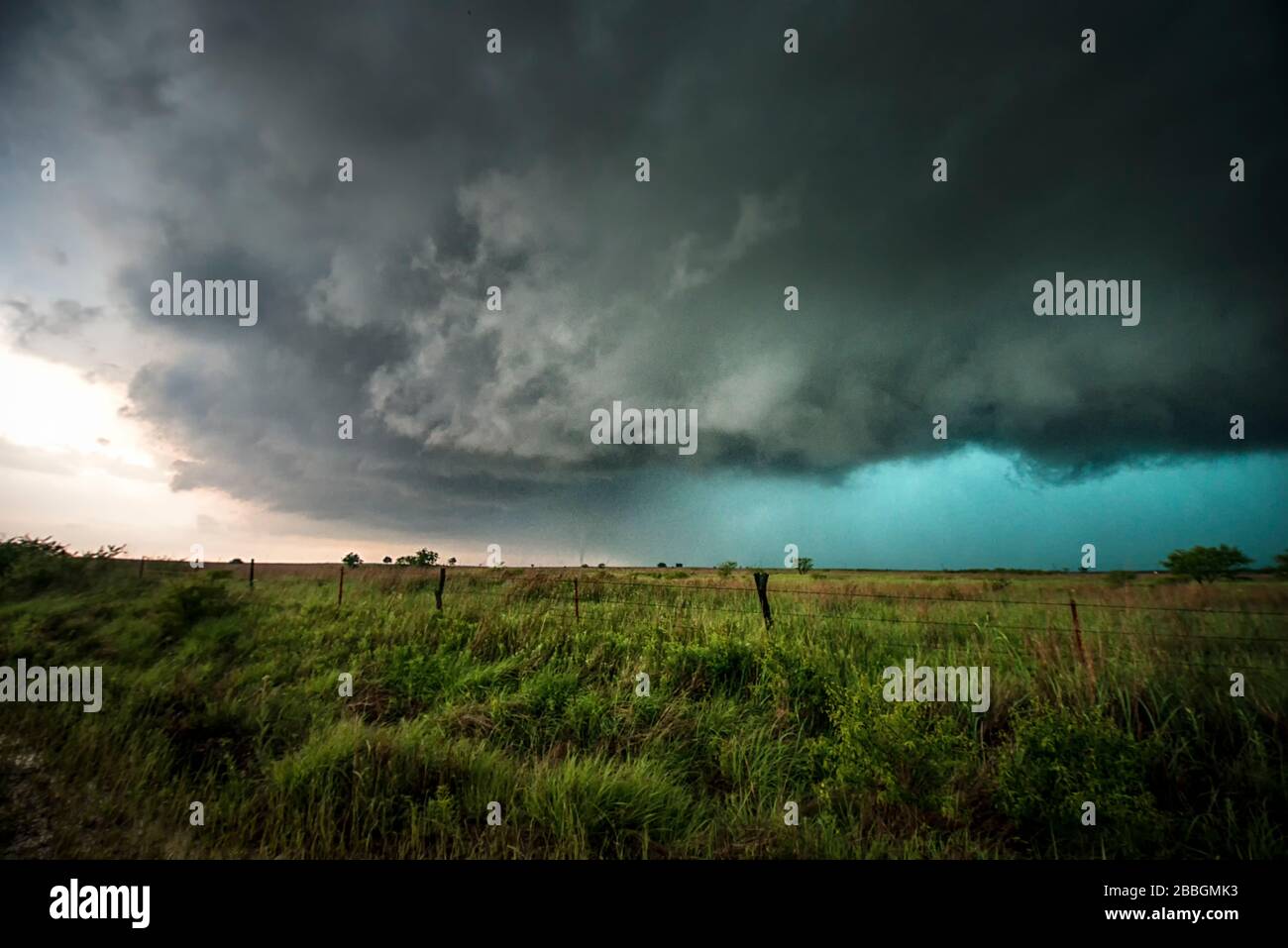 Sturm rollt über ländliches Feld im ländlichen Süden Manitobas Kanadas Stockfoto