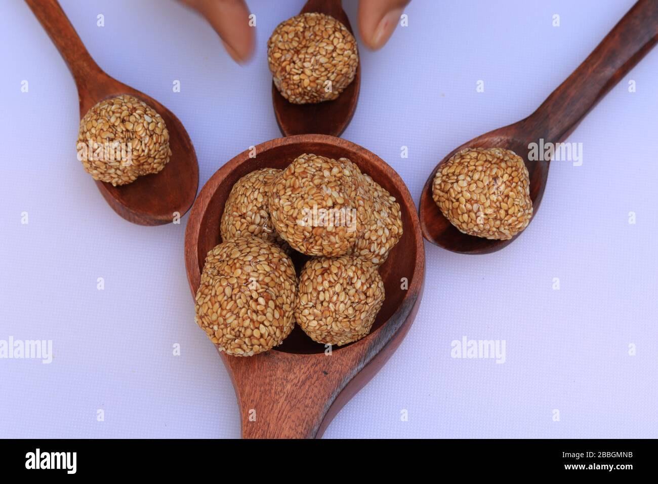 Bis Gul oder süß Sesam Laddu für Indische festival Makar Sankranti auf weißem Hintergrund Stockfoto