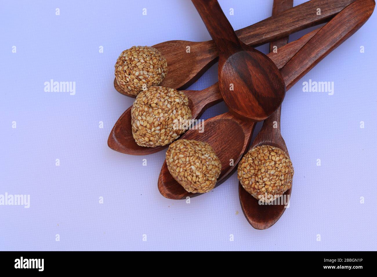 Bis Gul oder süß Sesam Laddu für Indische festival Makar Sankranti auf weißem Hintergrund Stockfoto