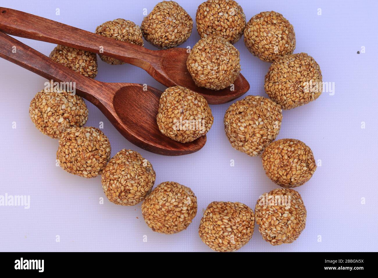 Bis Gul oder süß Sesam Laddu für Indische festival Makar Sankranti auf weißem Hintergrund Stockfoto
