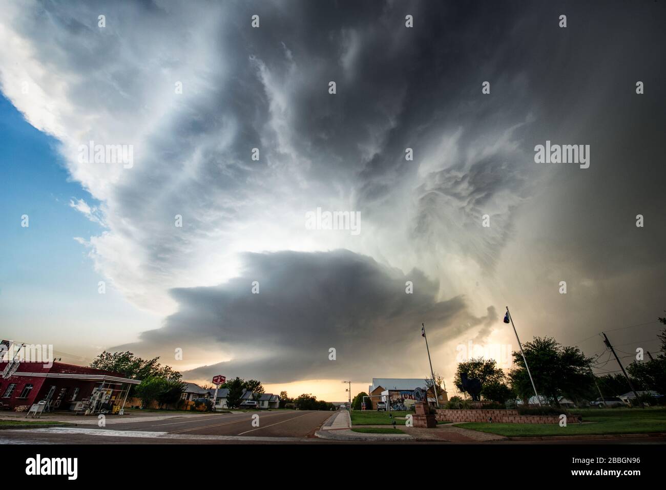 Cumulonimbus Wolke bildet sich über einer Kleinstadt an Texas USA Stockfoto