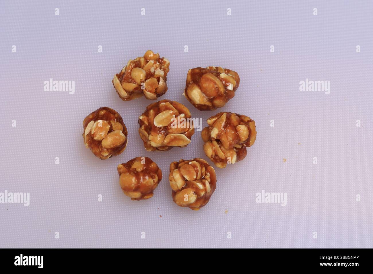 Gesunde und süße Erdnuss oder Erdnuss und Jaggery Laddoo Stockfoto