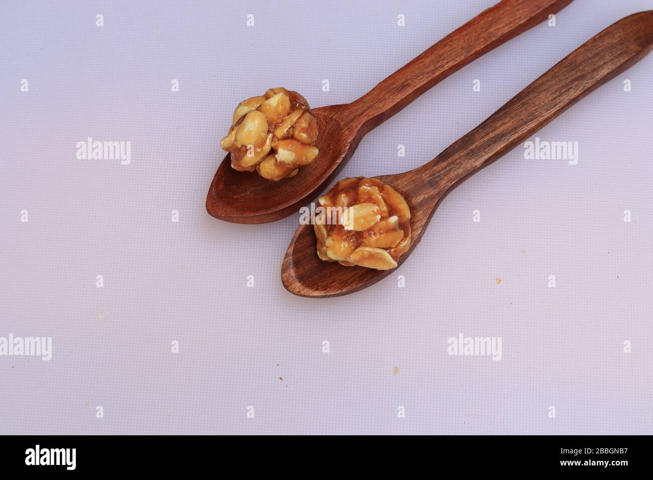 Gesunde und süße Erdnuss oder Erdnuss und Jaggery Laddoo Stockfoto