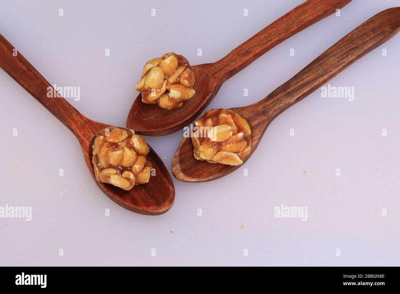 Gesunde und süße Erdnuss oder Erdnuss und Jaggery Laddoo Stockfoto