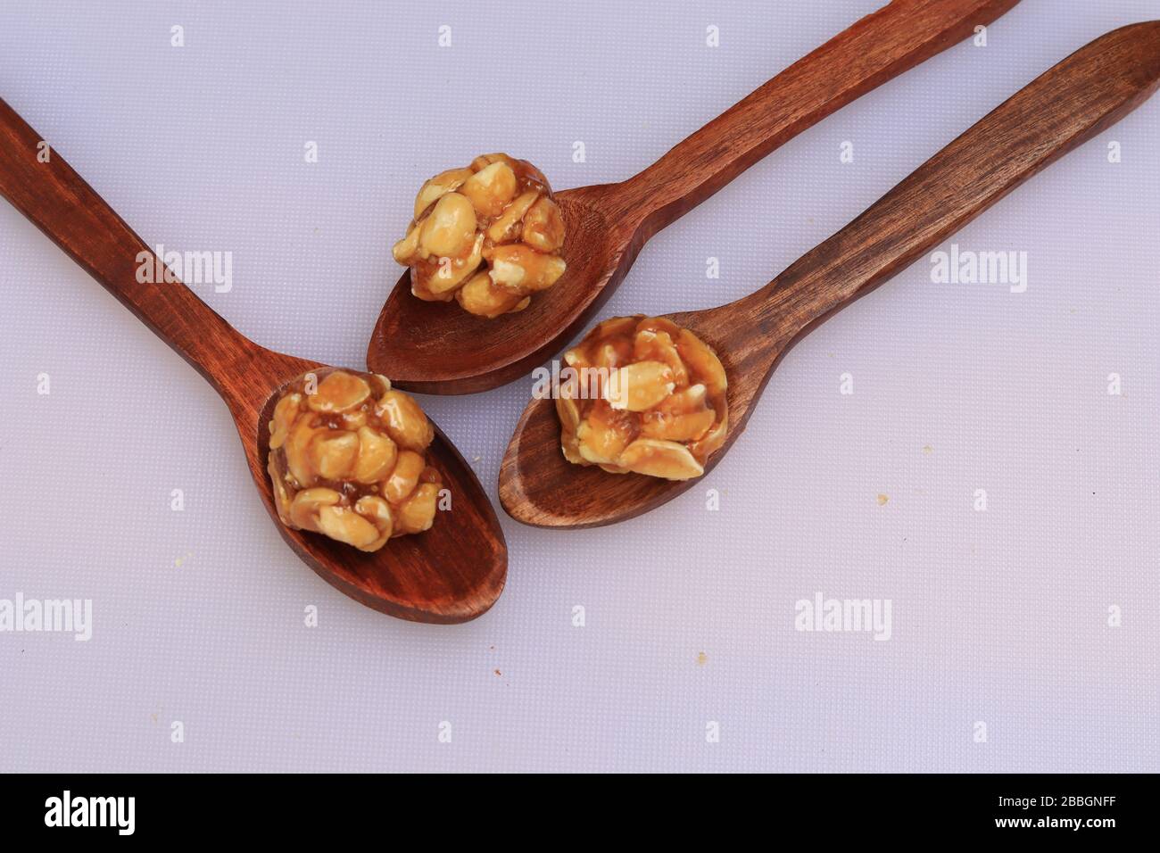 Gesunde und süße Erdnuss oder Erdnuss und Jaggery Laddoo Stockfoto