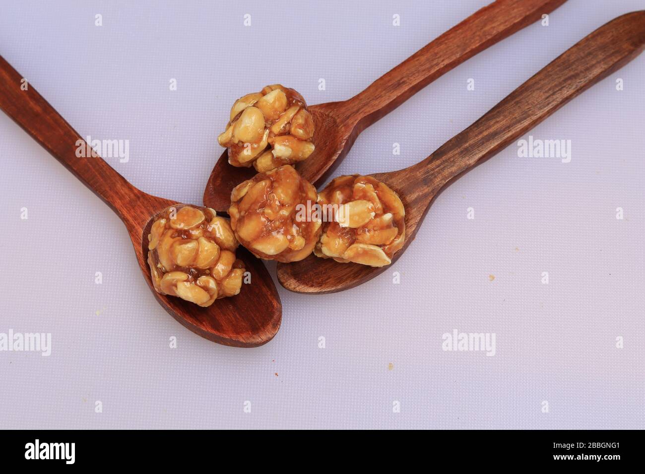 Gesunde und süße Erdnuss oder Erdnuss und Jaggery Laddoo Stockfoto