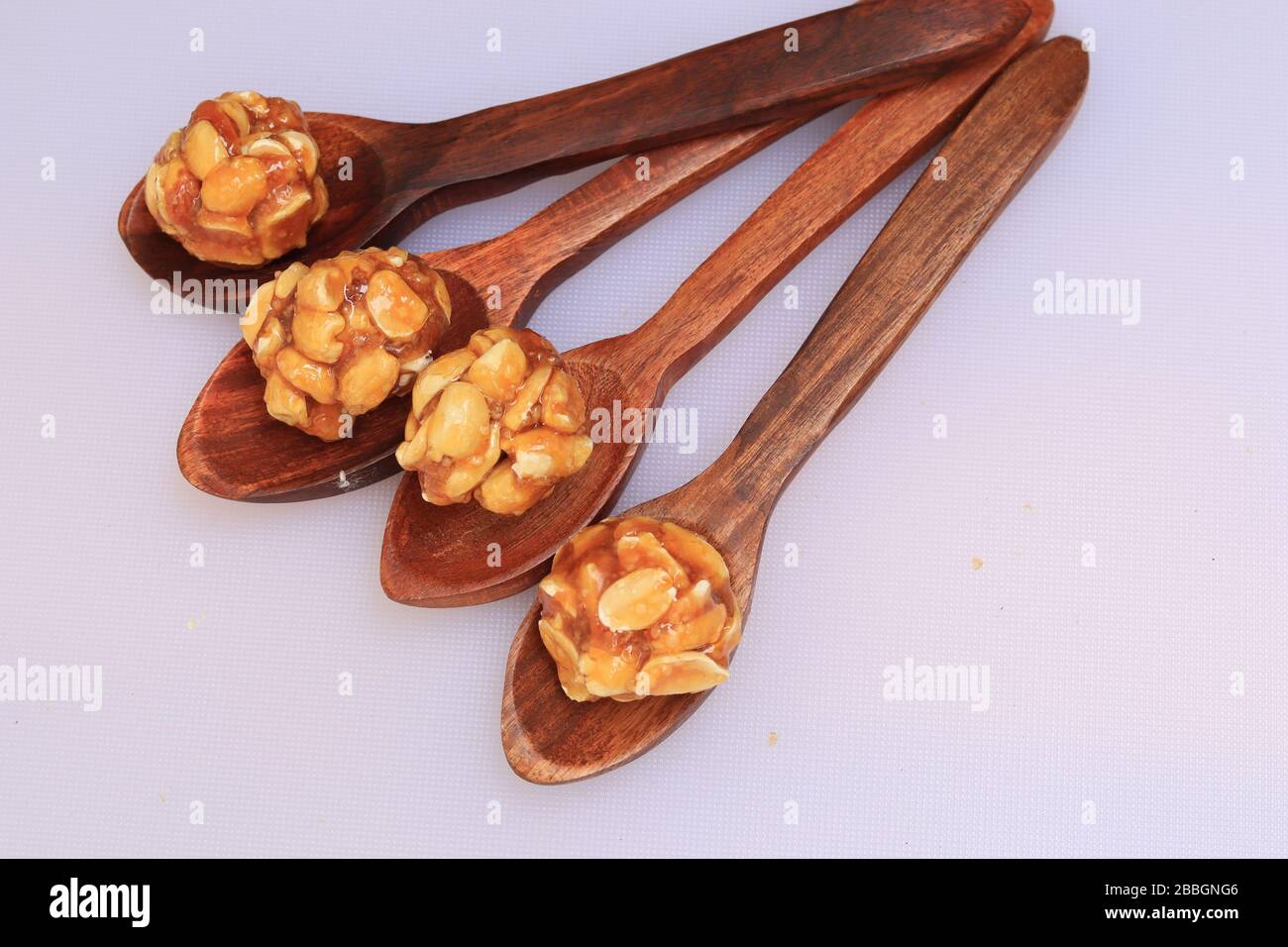 Gesunde und süße Erdnuss oder Erdnuss und Jaggery Laddoo Stockfoto