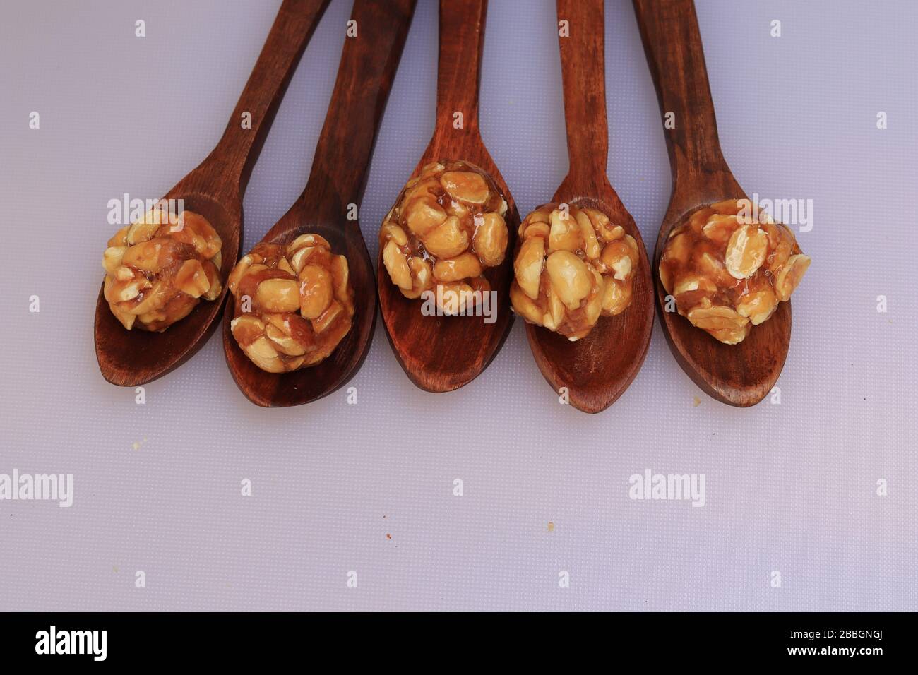 Gesunde und süße Erdnuss oder Erdnuss und Jaggery Laddoo Stockfoto