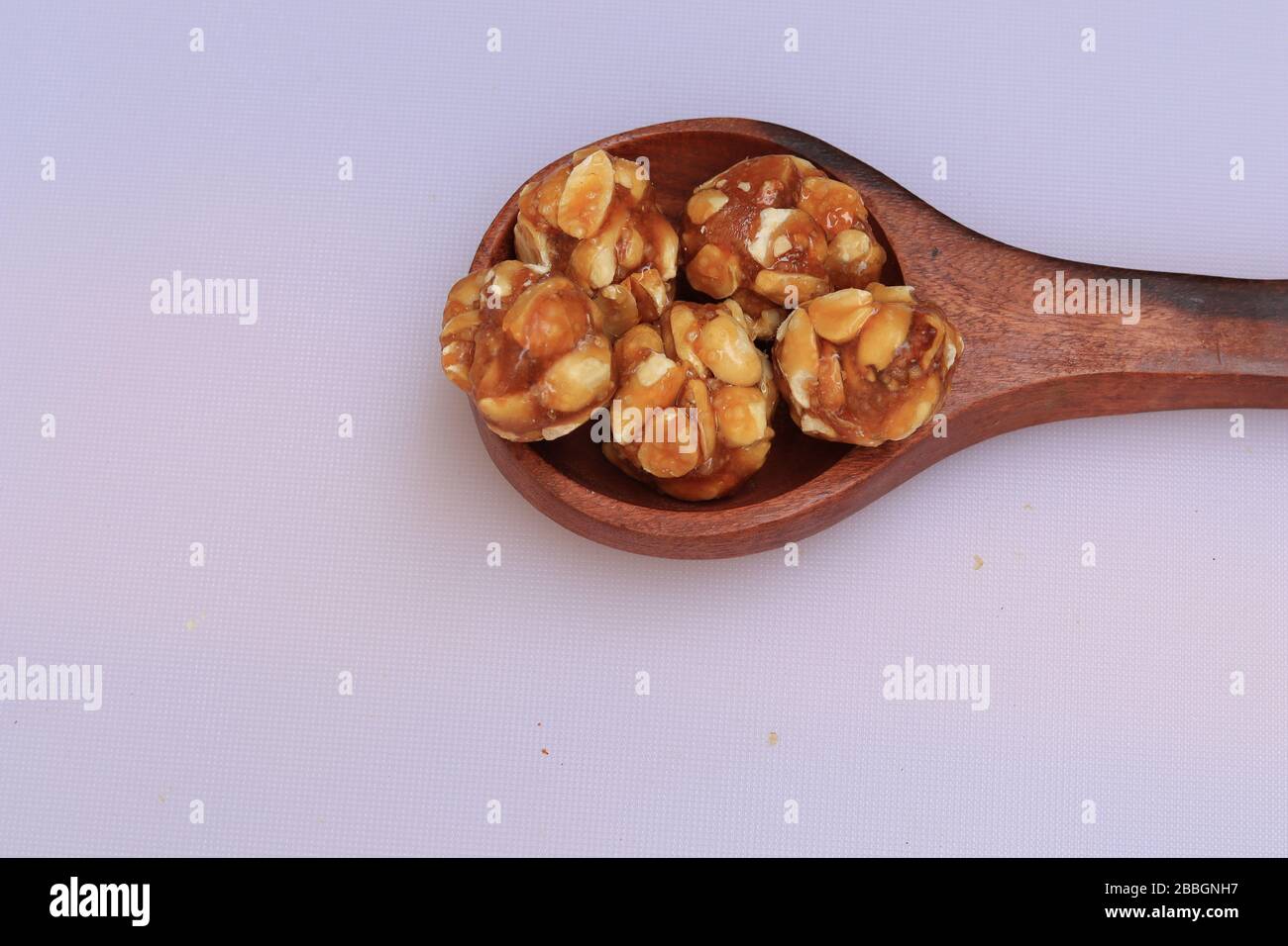 Gesunde und süße Erdnuss oder Erdnuss und Jaggery Laddoo Stockfoto
