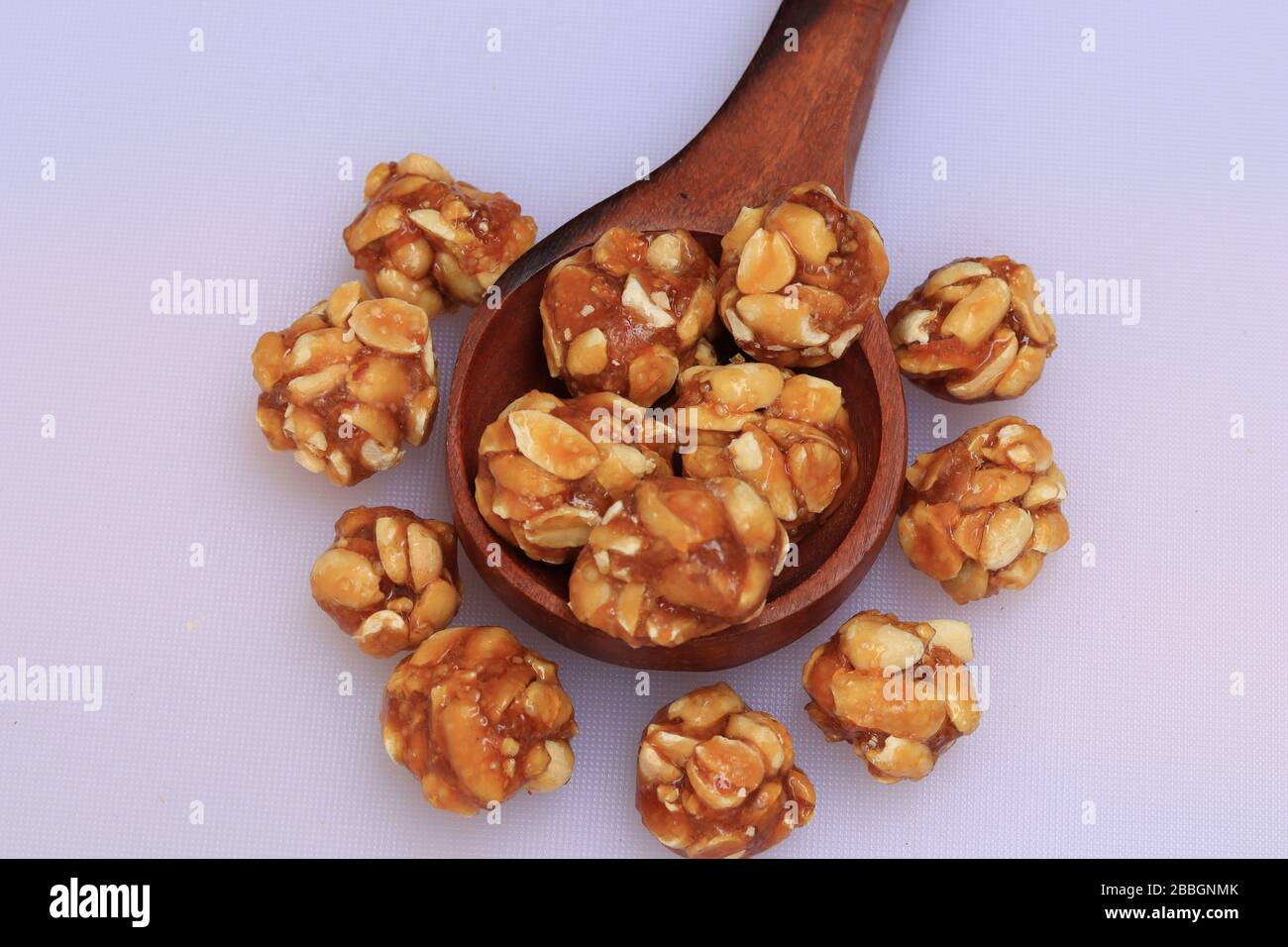 Gesunde und süße Erdnuss oder Erdnuss und Jaggery Laddoo Stockfoto