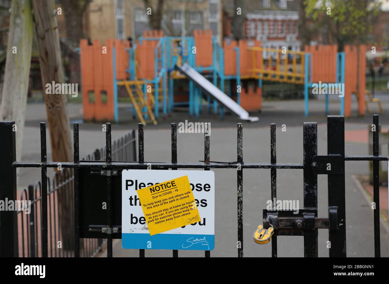 Ein verschlossener und verlasser Spielplatz für Kinder im Süden Londons, Großbritannien während des Corona-Virus-Ausbruchs 2020. Gates mit Vorhängeschloss, Warnschild am Tor. Stockfoto