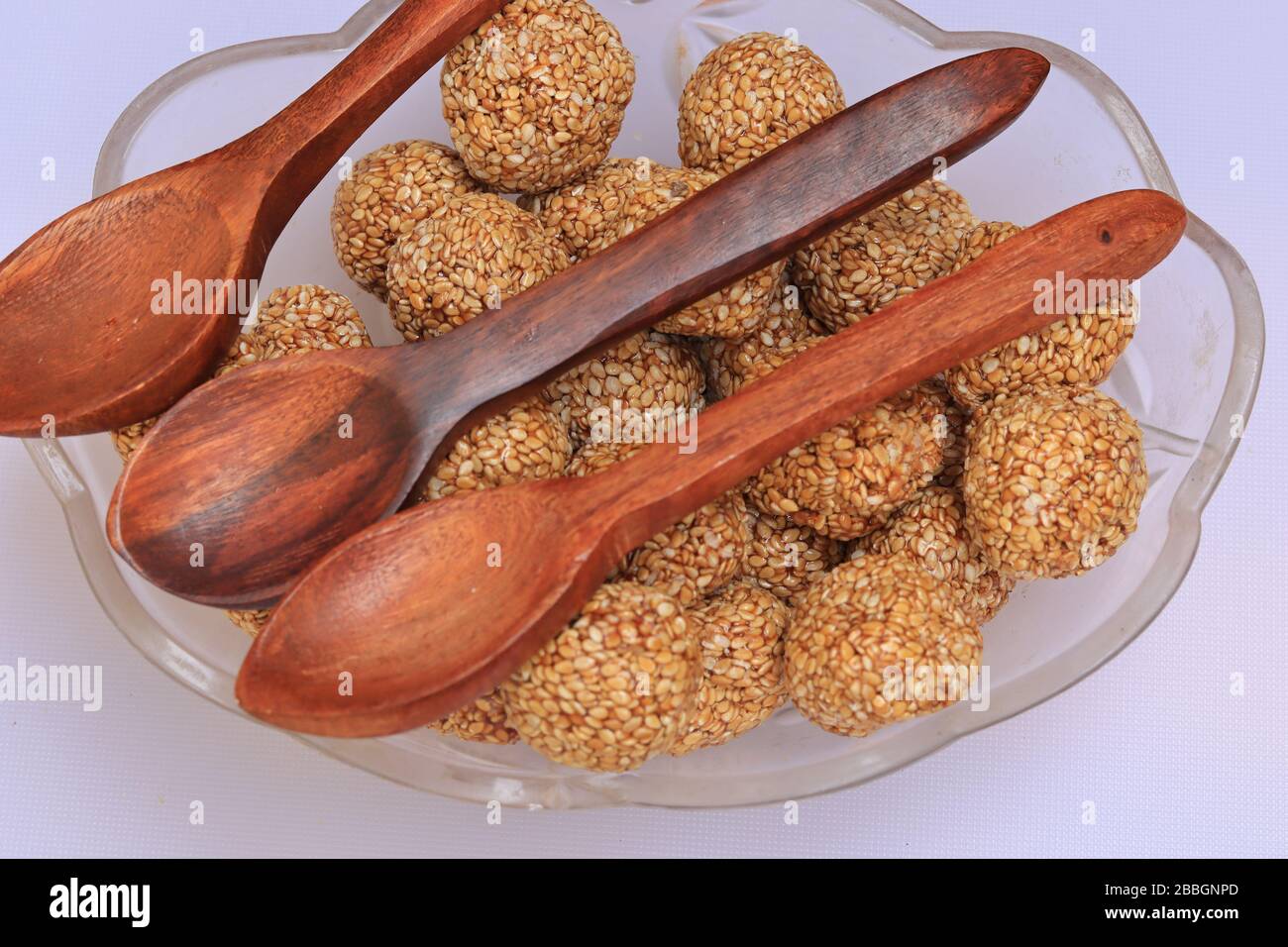 Bis Gul oder süß Sesam Laddu für Indische festival Makar Sankranti auf weißem Hintergrund Stockfoto