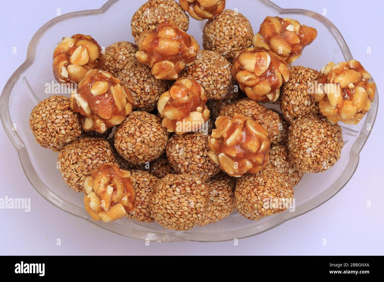 Gesundes Laddoo mit gerösteten Erdnüssen Sesame und gespalten Daliya mit Jaggery Stockfoto