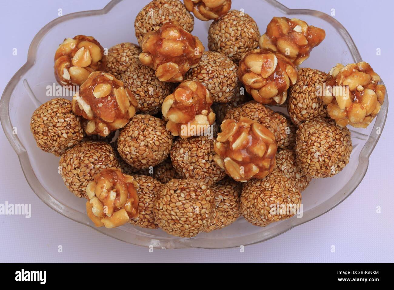 Gesundes Laddoo mit gerösteten Erdnüssen Sesame und gespalten Daliya mit Jaggery Stockfoto