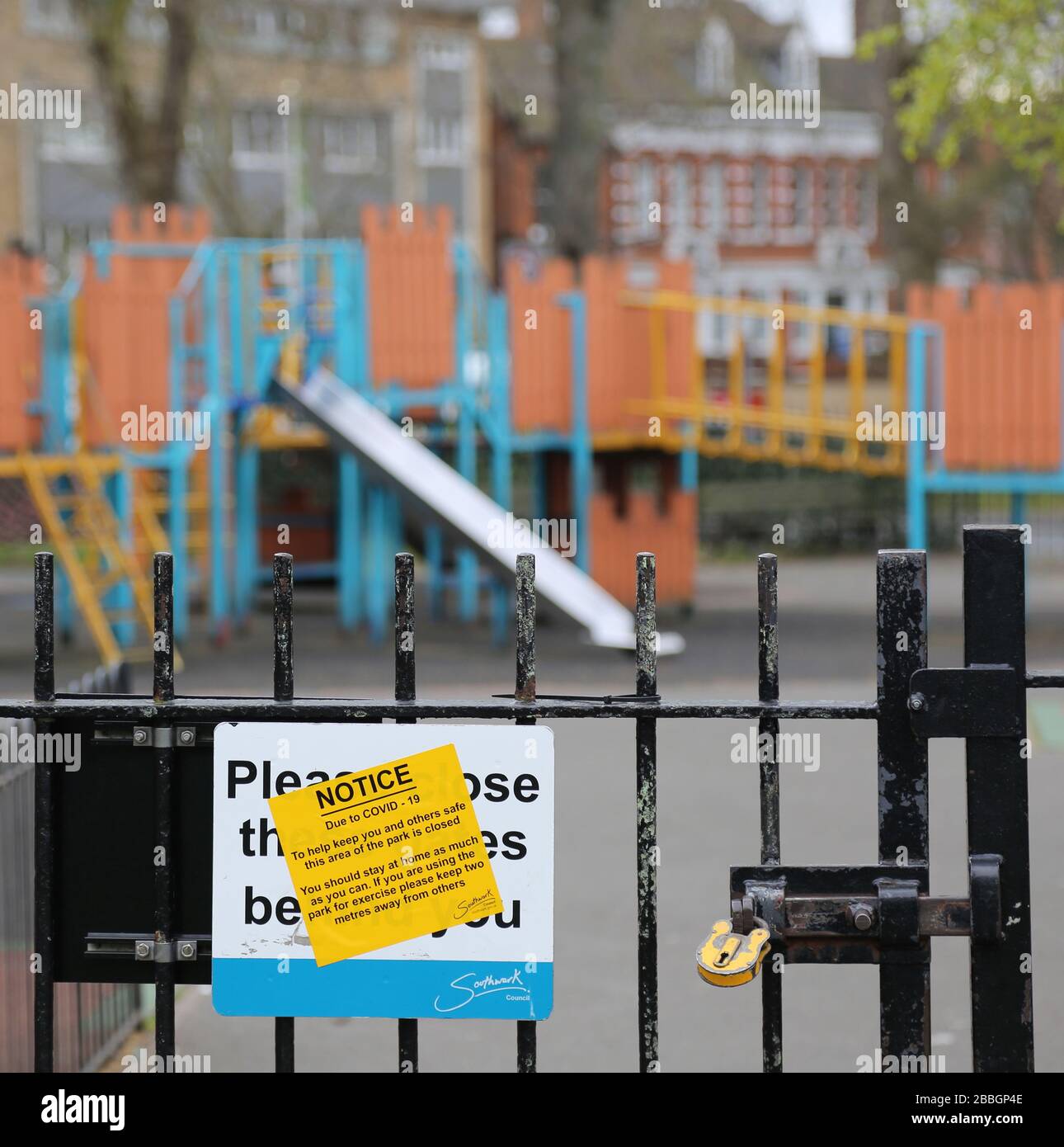 Ein verschlossener und verlasser Spielplatz für Kinder im Süden Londons, Großbritannien während des Corona-Virus-Ausbruchs 2020. Gates mit Vorhängeschloss, Warnschild am Tor. Stockfoto