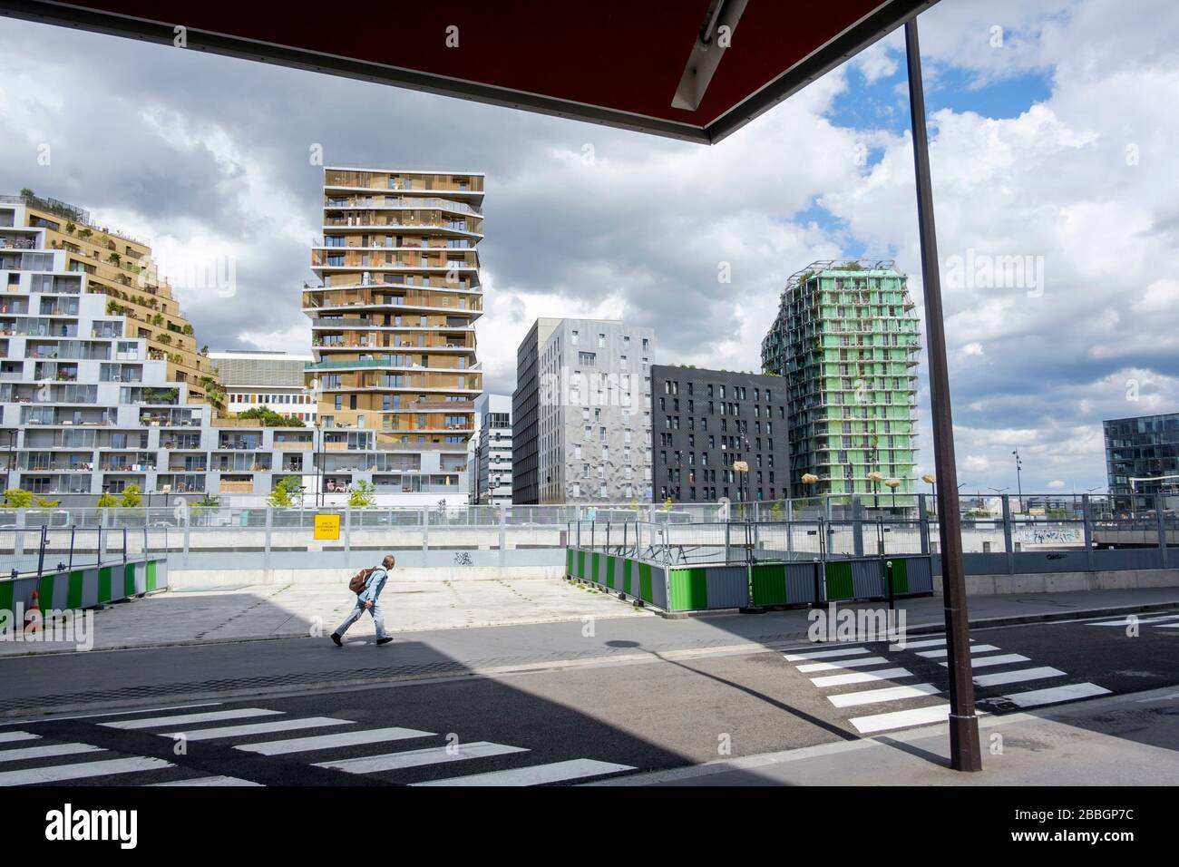 Rue Louise Bourgeois, Paris. Hintergrund ist ein modernes Gebäude an der Avenue de France: Tour de la biodiversité von Edouard Francois und Housing Stockfoto