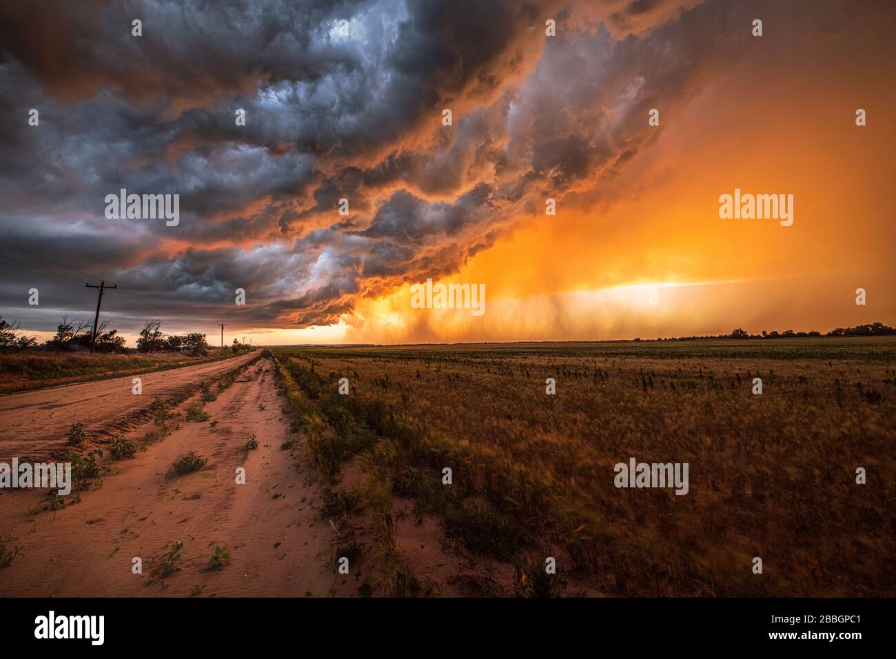 Sturm stirbt bei Sonnenuntergang mit ankommendem Regenkern in Texas, Vereinigte Staaten Stockfoto